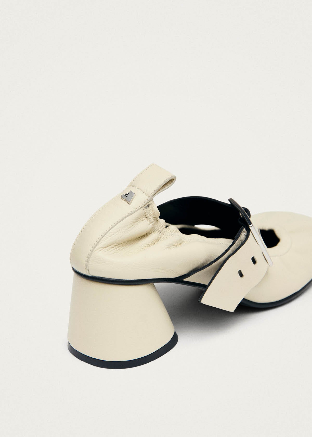 Rowena Tacchi in Pelle Crema