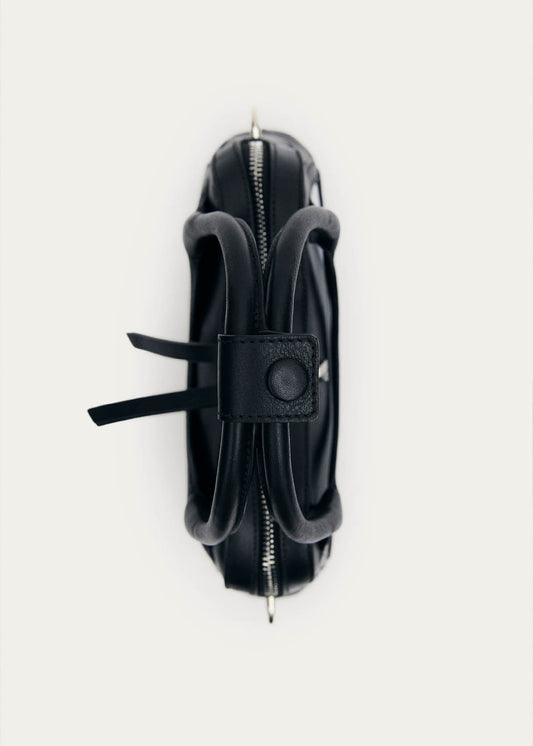 Bolso pequeño Hilma de vinilo negro y cuero-image