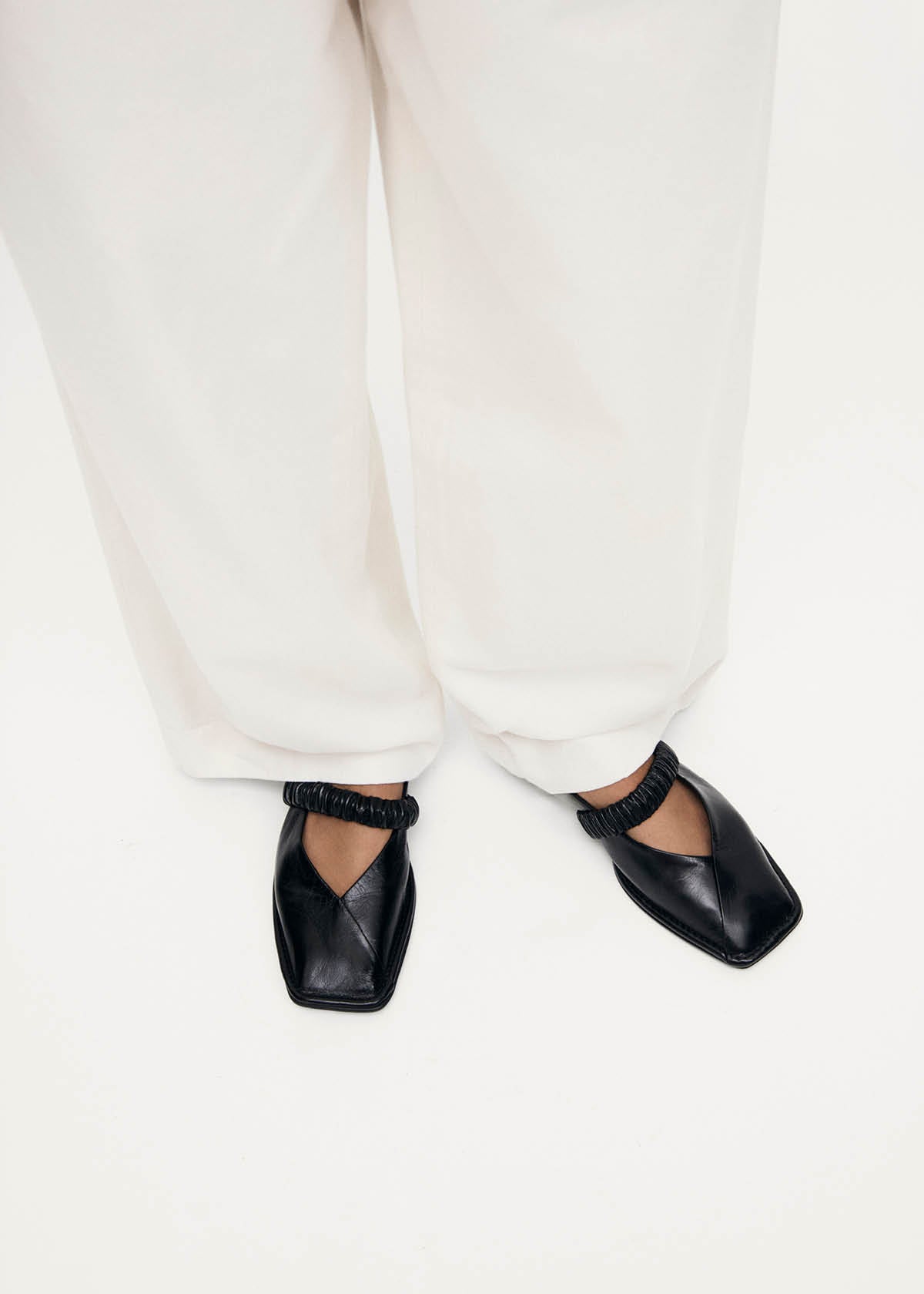 Lautan Schwarze Leder Ballerinas