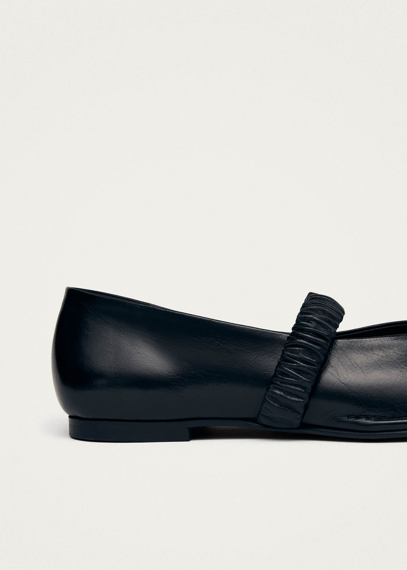 Lautan Schwarze Leder Ballerinas