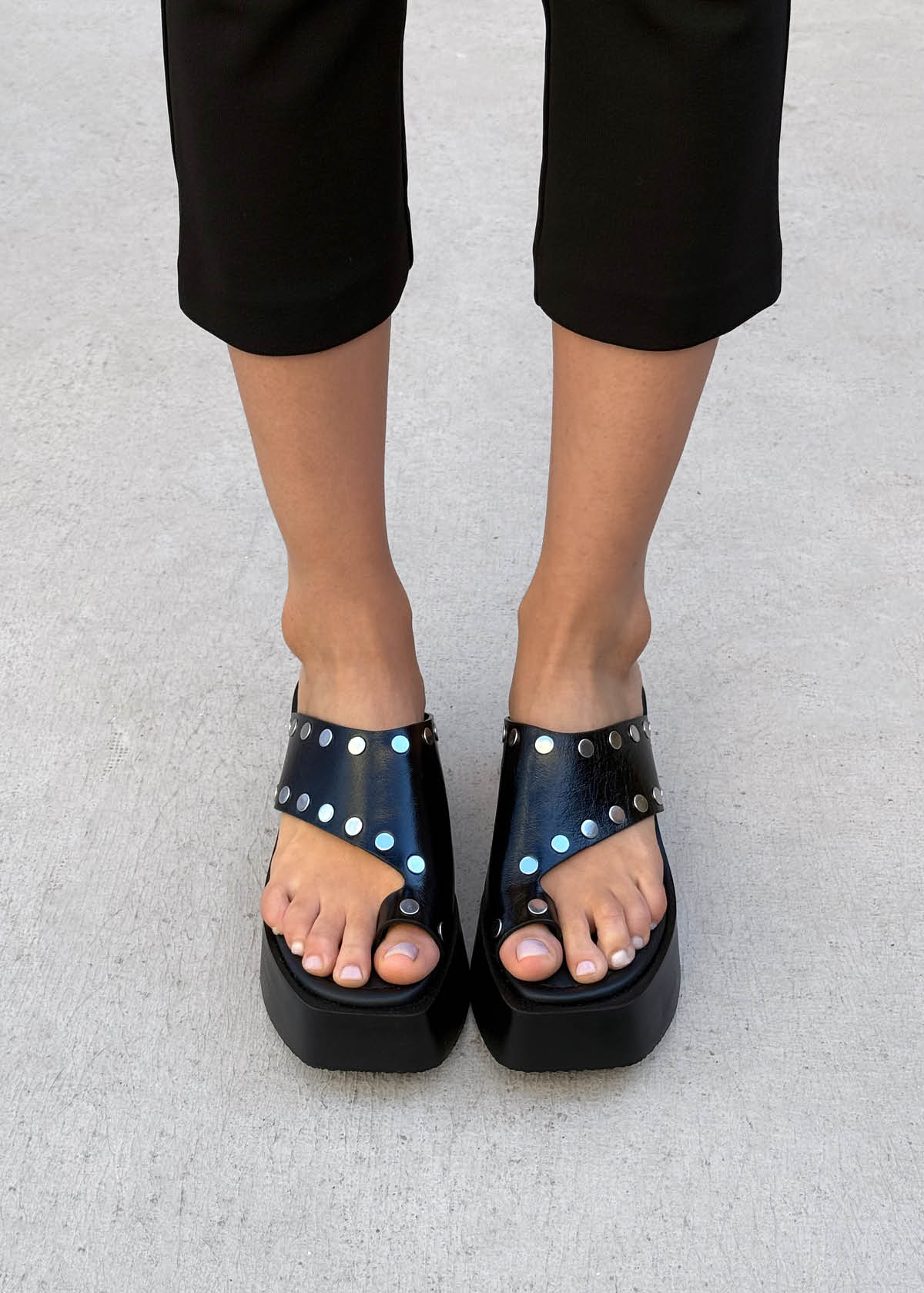 Nova Studs schwarze Leder Sandalen