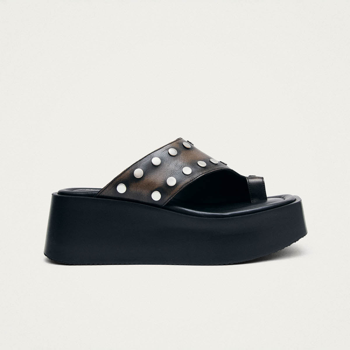 Nova Studs Sandales en Cuir Brun Effet Vintage