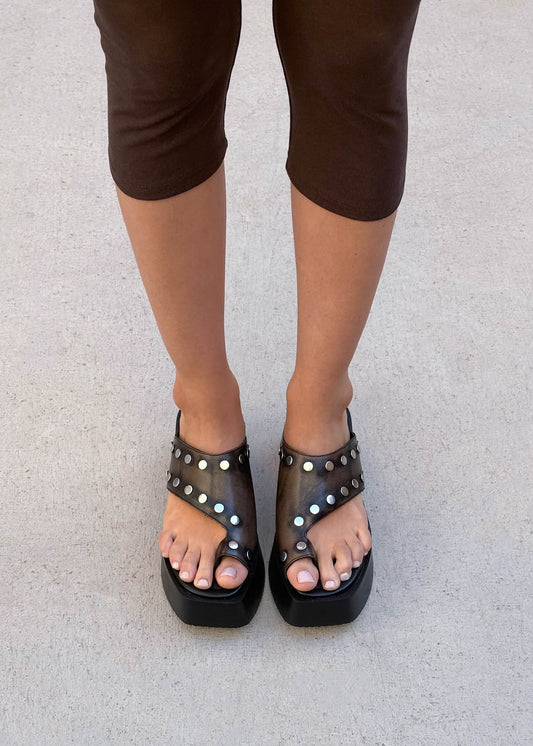 Nova Studs Sandalias de Cuero Marrón con Efecto Vintage-image