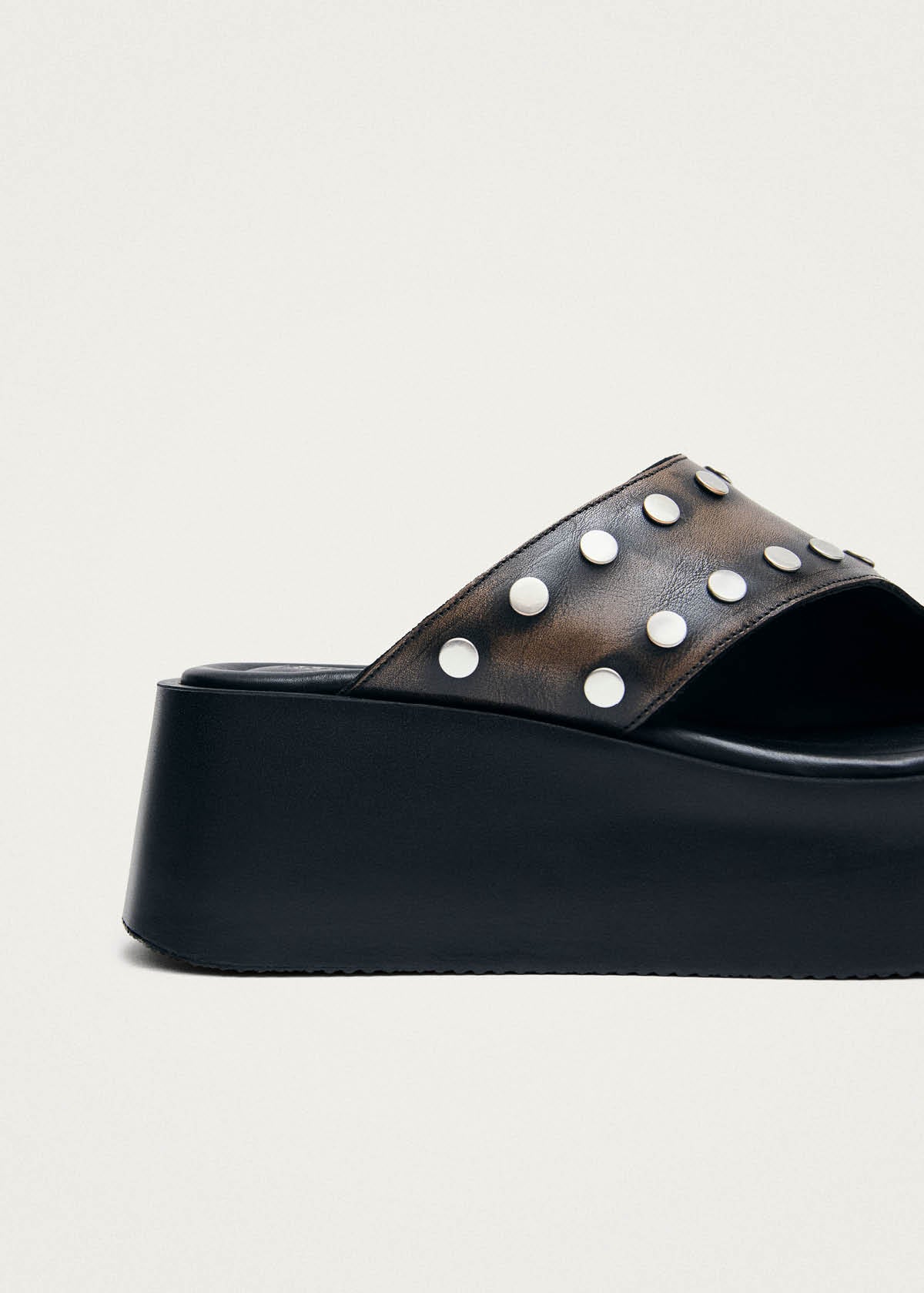 Nova Studs Sandales en Cuir Brun Effet Vintage