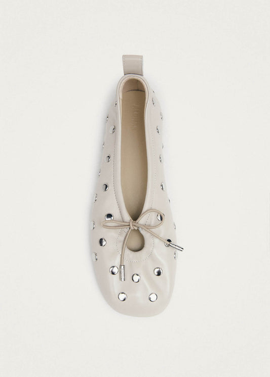 Ballerines Rosalind en cuir crème avec tous les clous-image