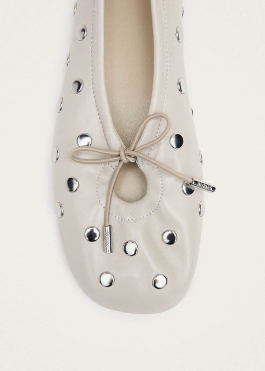Ballerines Rosalind en cuir crème avec tous les clous-image