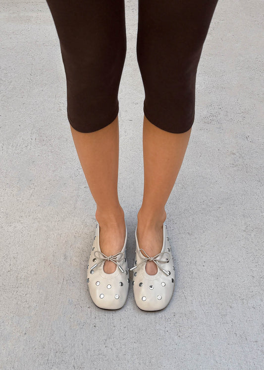 Ballerines Rosalind en cuir crème avec tous les clous-image