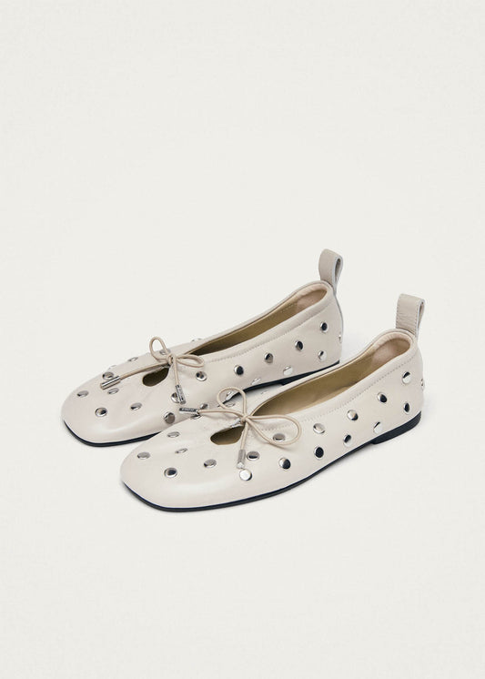 Ballerines Rosalind en cuir crème avec tous les clous-image