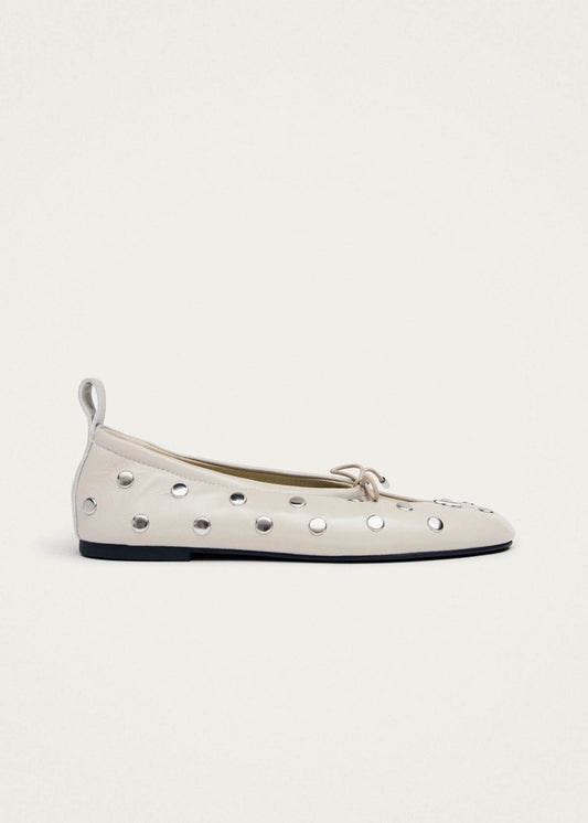 Ballerines Rosalind en cuir crème avec tous les clous-image