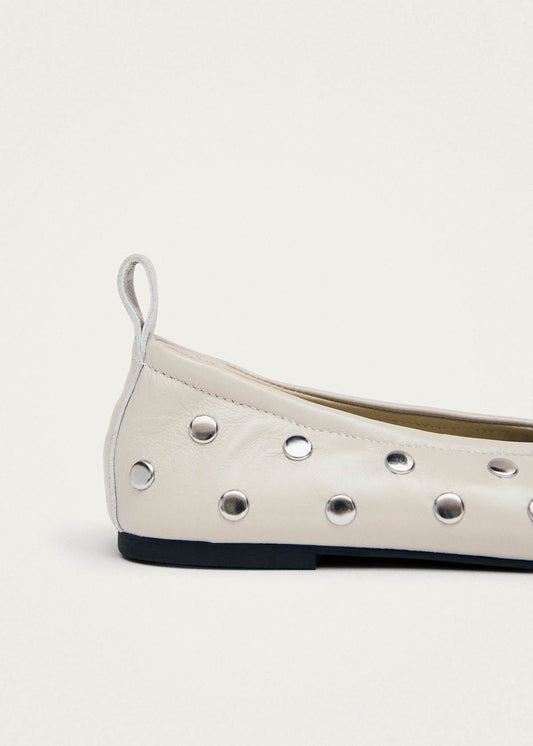 Ballerines Rosalind en cuir crème avec tous les clous-image