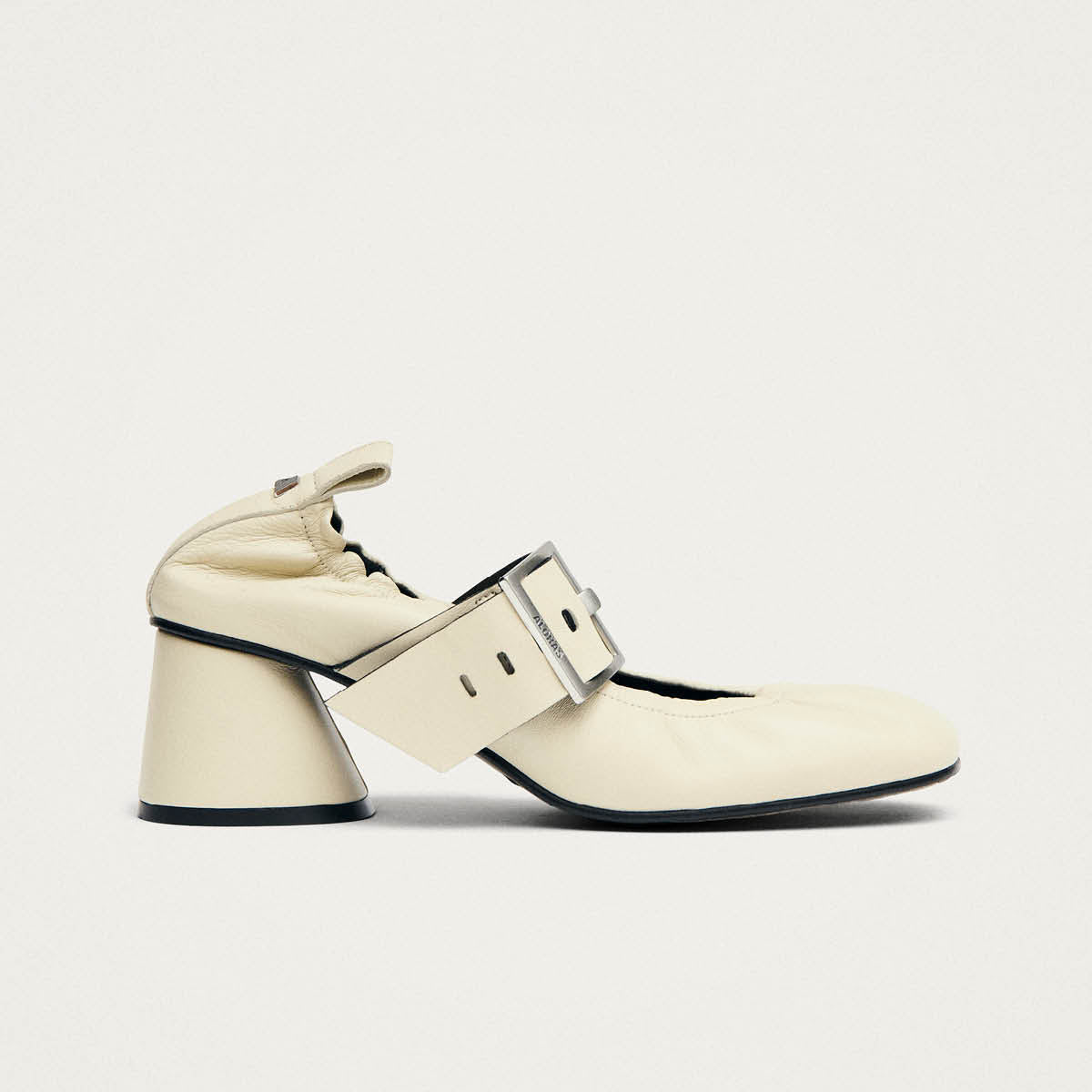 Rowena Tacchi in Pelle Crema