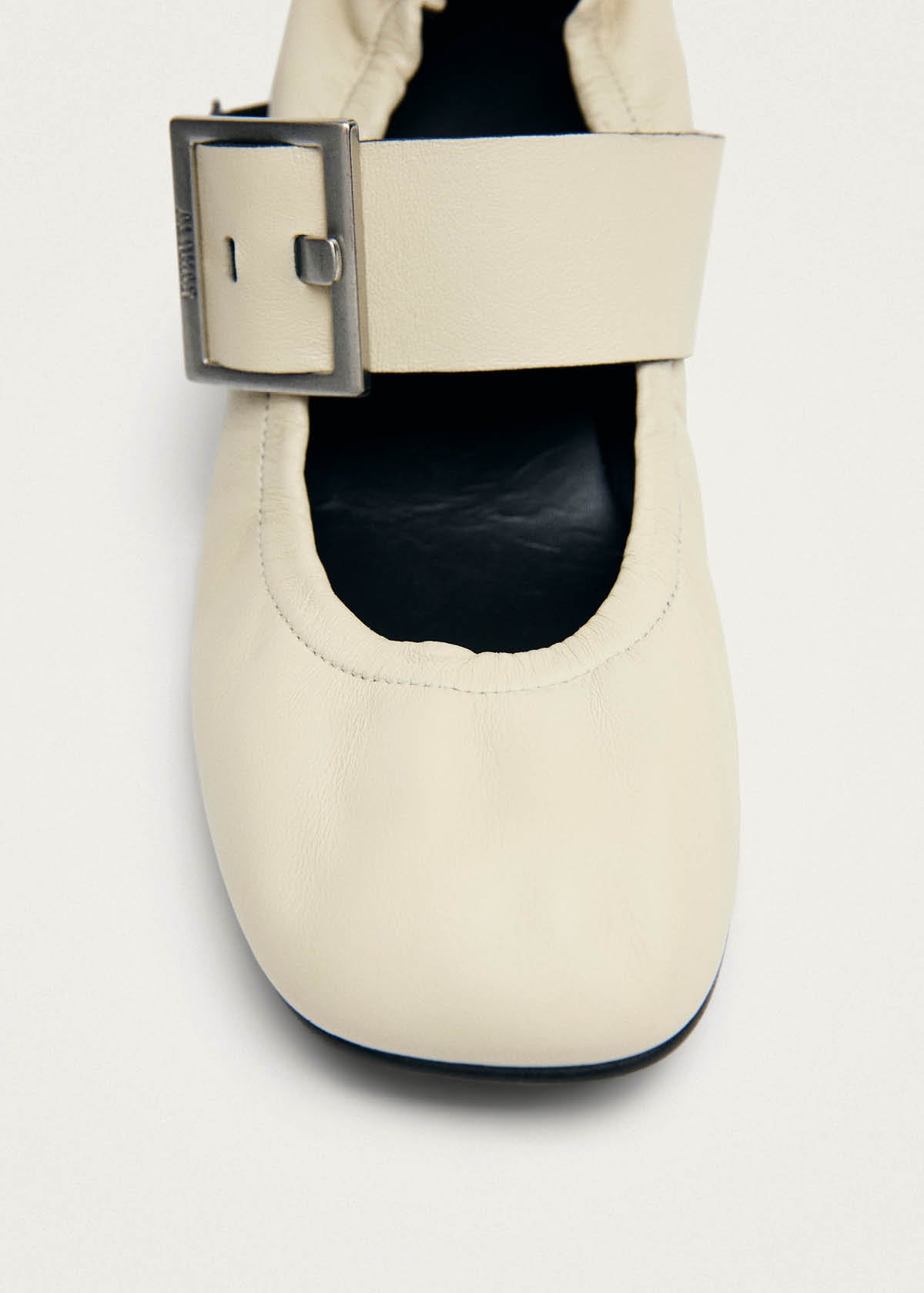 Rowena Tacchi in Pelle Crema