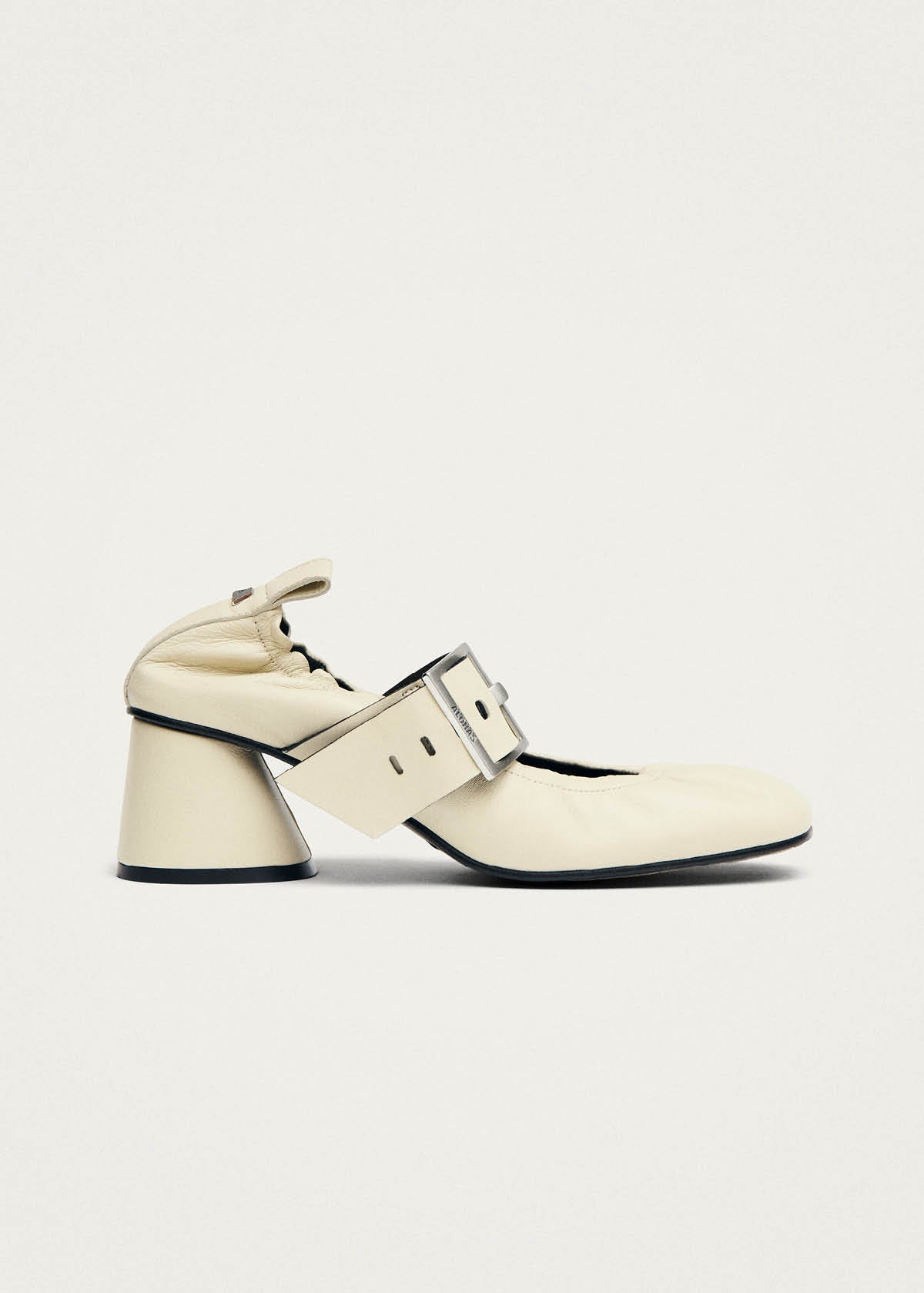 Rowena Tacchi in Pelle Crema